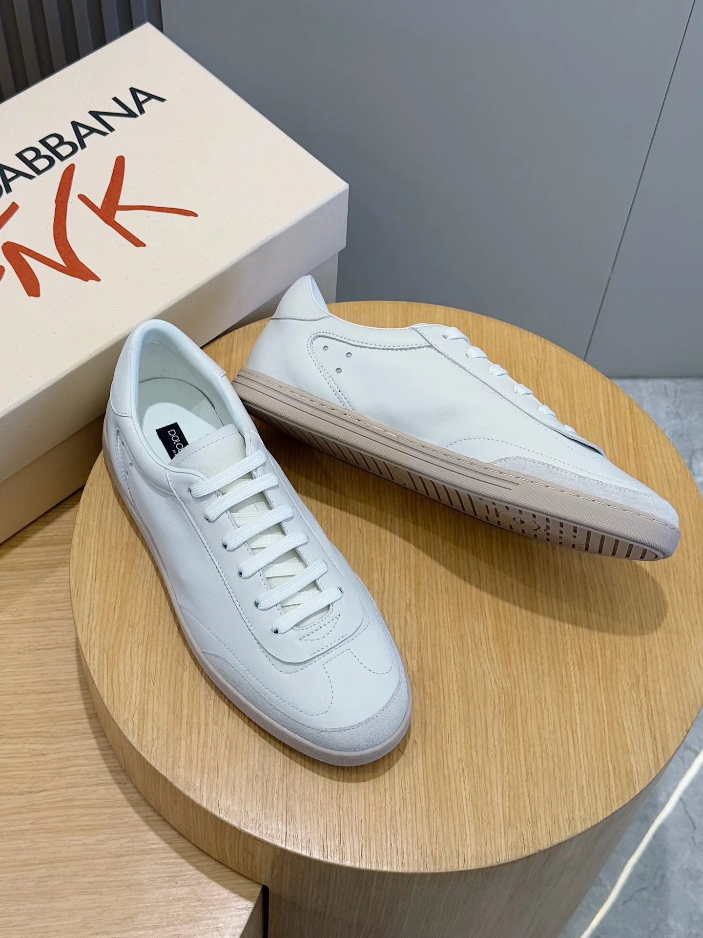 Men's Men's Shoes💰400 [New Style]🐏🐏DG men's calfskin sneakers Portofino Yacht shoes, simple and versatile design, unique saddle leather soles. The Dolce &G logo rear wing is the icing on the cake. Imported cowhide + rubber outsole Size: 39-44 (customized at 38.45)